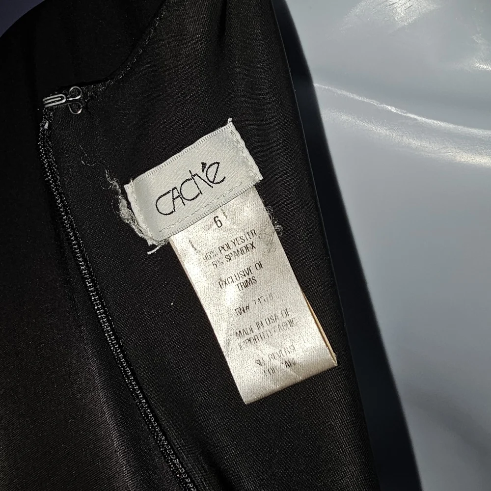 Stunning black Cache dress with gold chain detail - Picture 4 of 5